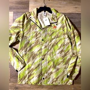 Nike jacket csmofaige mens size L-NWT $110